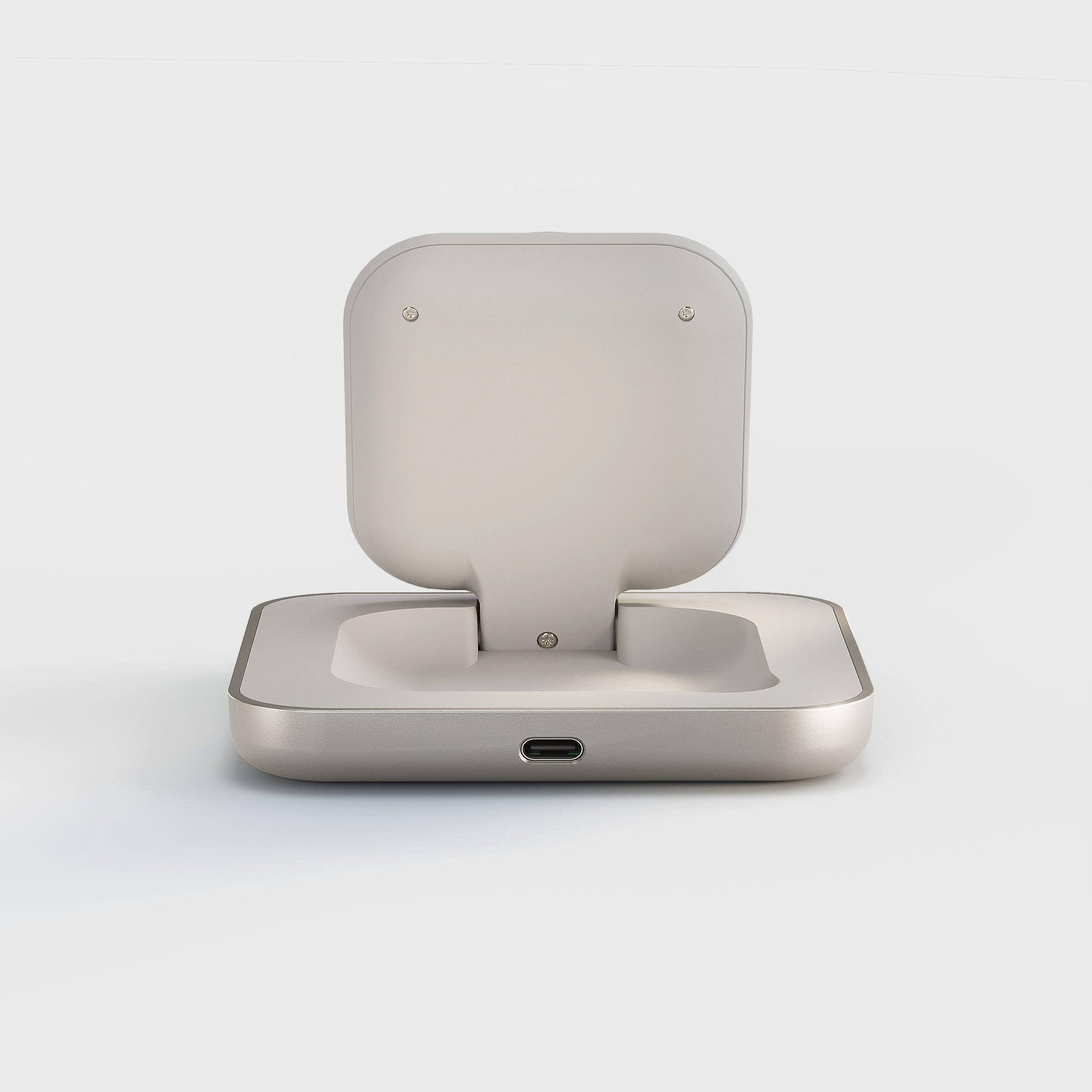 Ein offenes, silbernes Ladeetui mit USB-C-Anschluss und zwei Aussparungen.