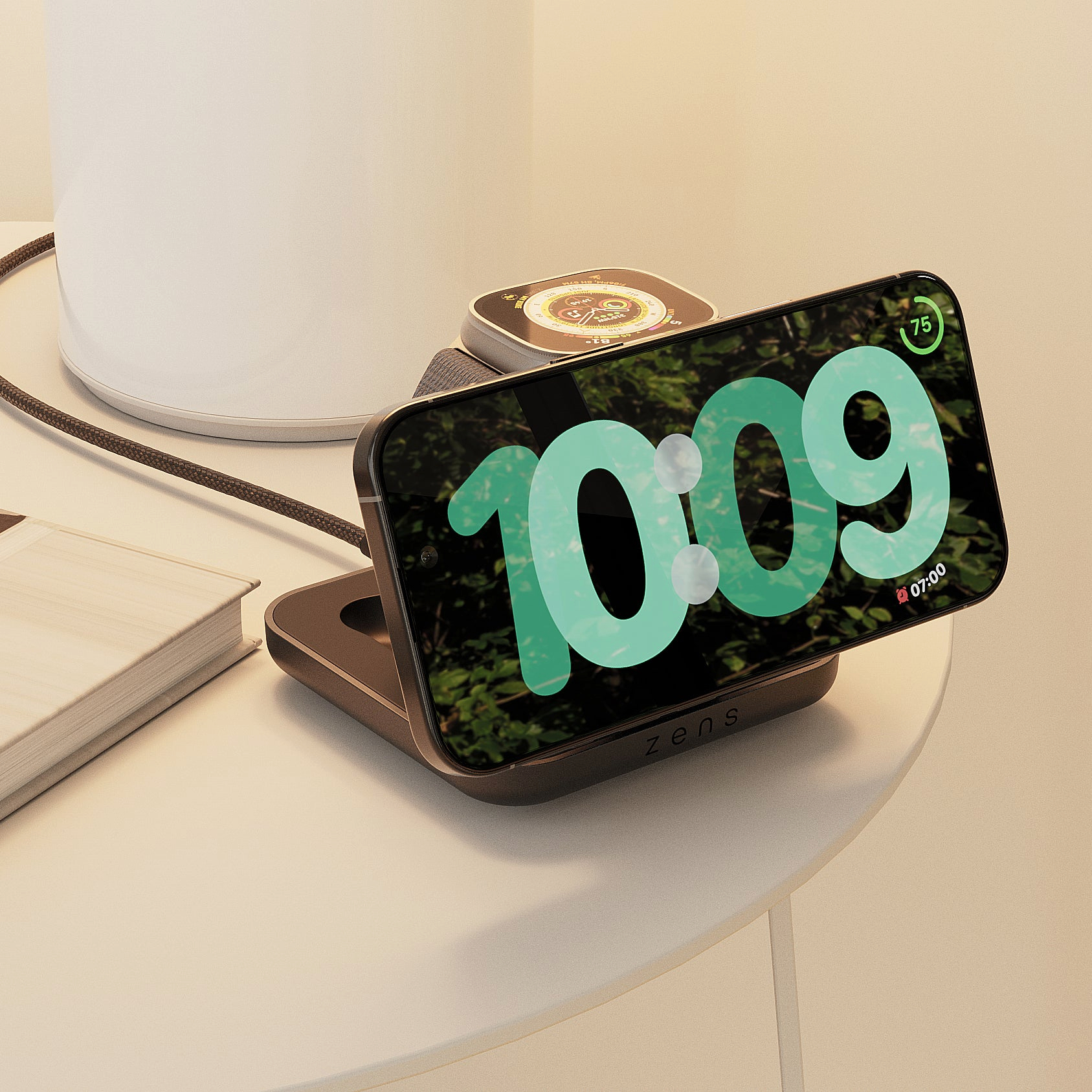 Ein Smartphone und eine Smartwatch laden auf einem Ständer, die Zeit ist 10:09.