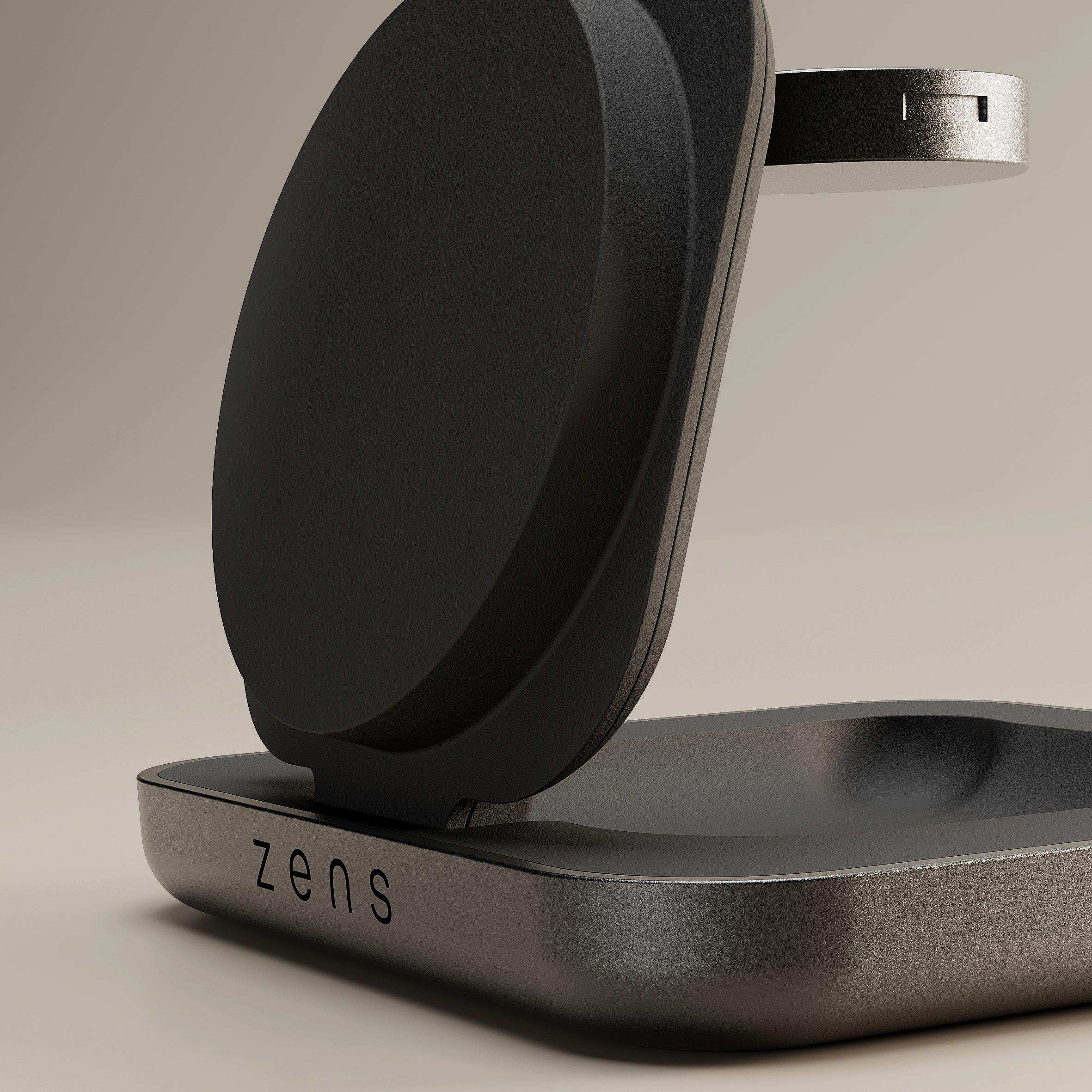 Schwarzes Ladegerät mit Metallsockel und dem Logo 'zens'.