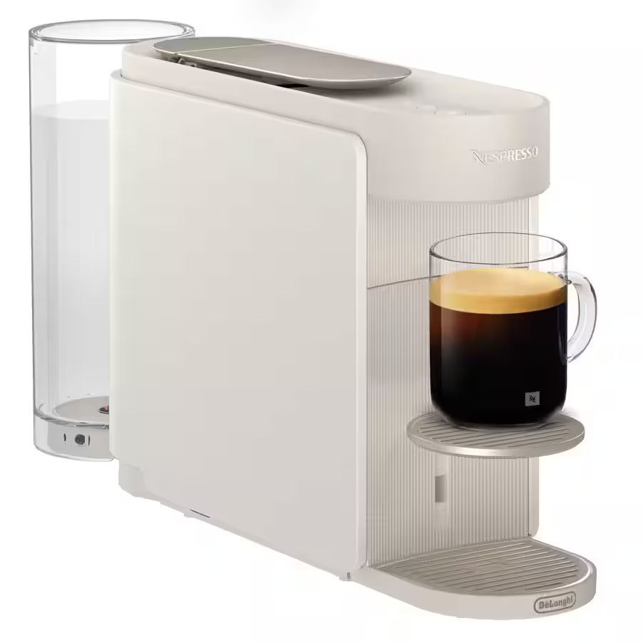 Fehér Nespresso kávéfőző kávés pohárral és víztartállyal.