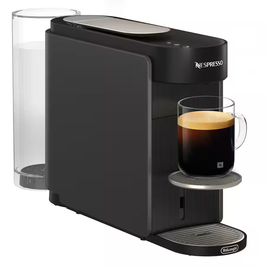 Fekete Nespresso kávéfőző víztartállyal és egy csésze eszpresszóval.