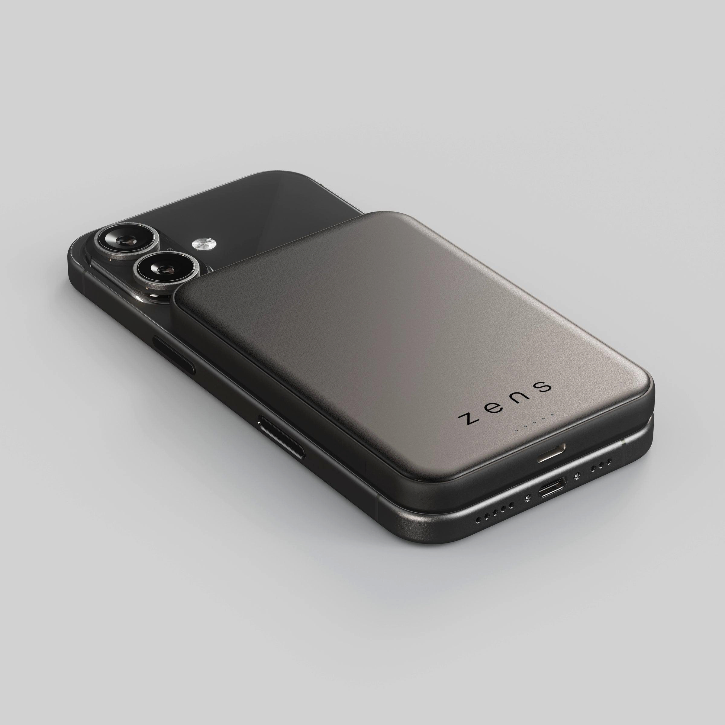 Ein dunkles Smartphone mit einer angebrachten Powerbank mit dem Logo "zens".