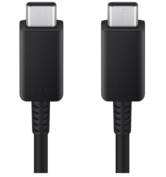 Beyaz arka plan üzerinde gümüş konektörlü iki siyah USB-C kablosu.