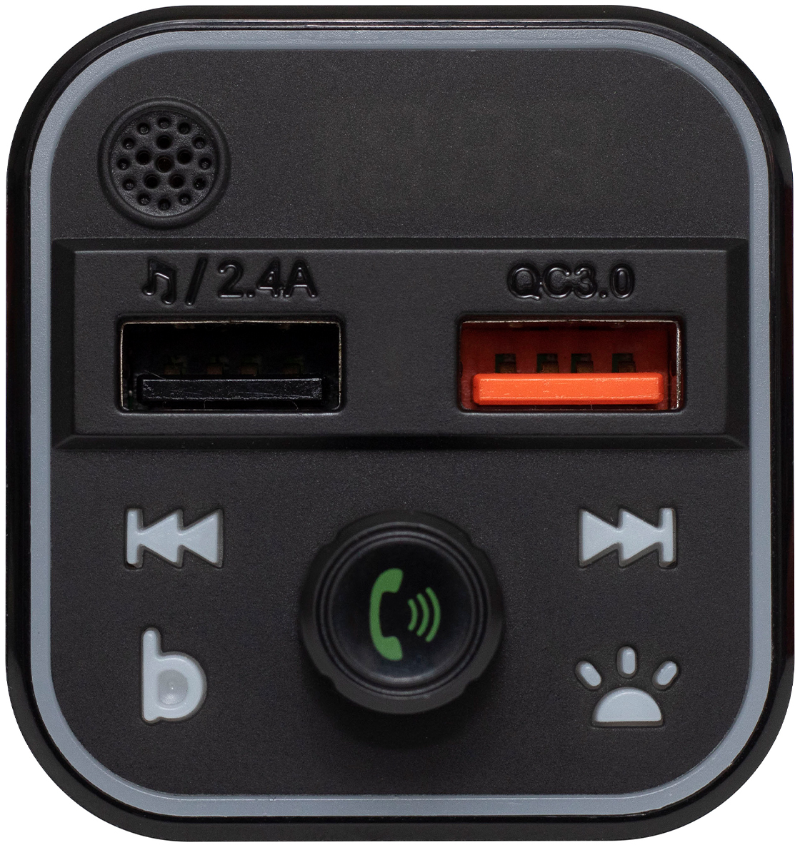 Fekete készülék közelképe két USB-porttal, egy fekete és egy narancssárga QC3.0.
