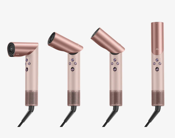 Cztery różowo-złote suszarki do włosów pokazane pod różnymi kątami na białym tle.