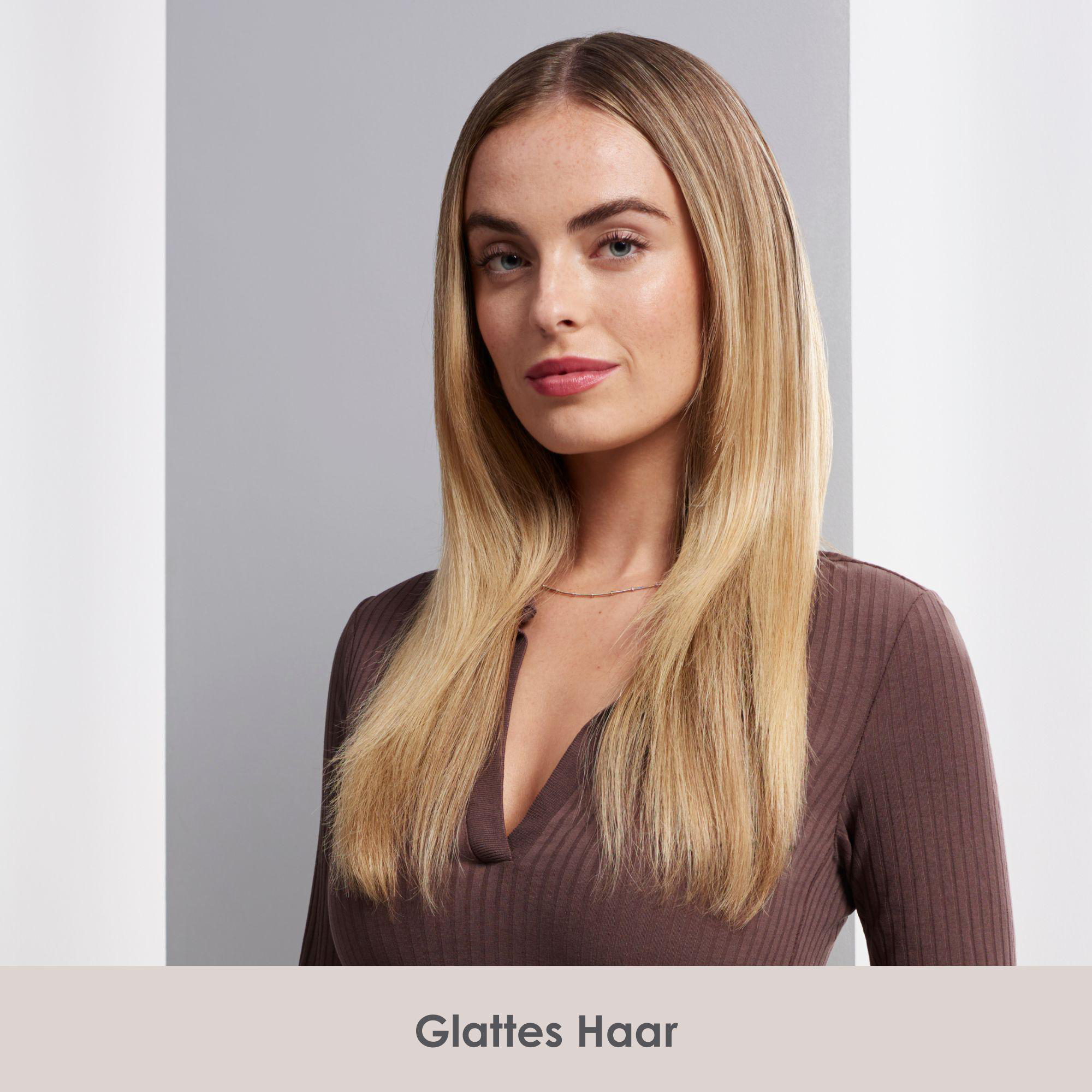 Eine Frau mit schulterlangem, blondem Haar und braunem Oberteil.
