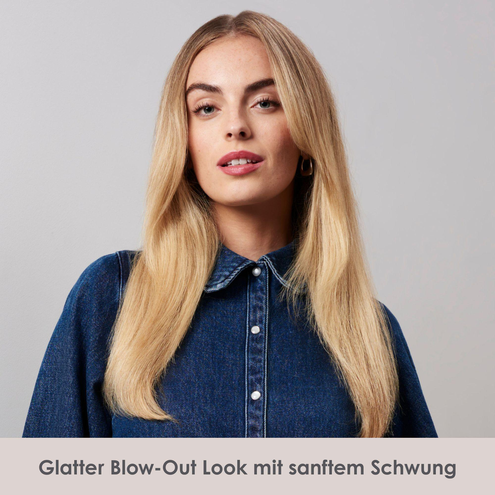 Eine Frau mit langen blonden Haaren trägt ein blaues Jeanshemd.