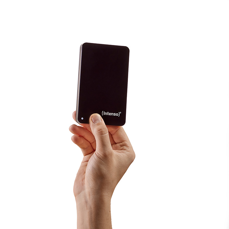 Eine Hand hält ein schwarzes externes Festplattenlaufwerk mit dem Intenso-Logo.