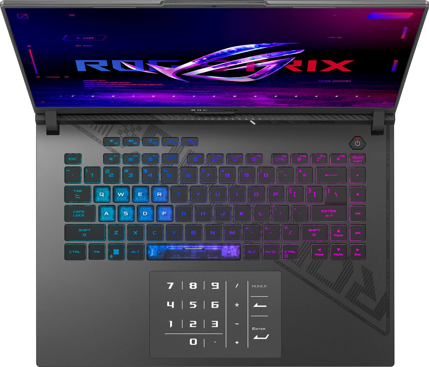 Egy nyitott ROG gamer laptop háttérvilágítású billentyűzettel és numerikus paddal.