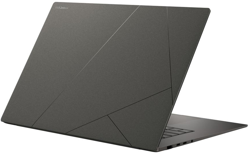 Egy zárt, szürke laptop, geometriai vonalakkal a fedelén.