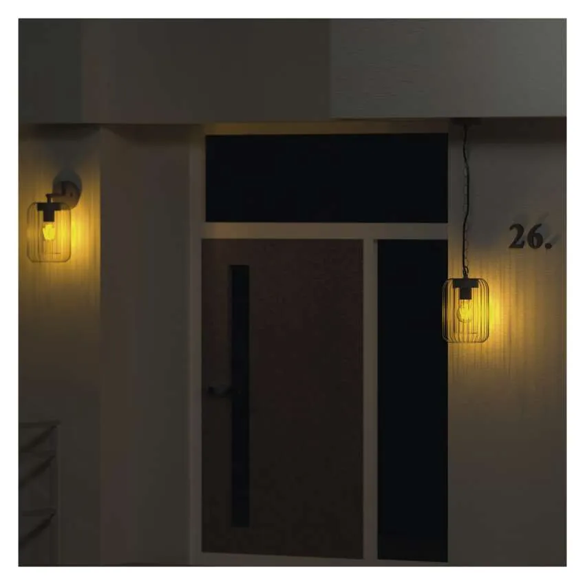 Két modern lámpa világítja meg a 26-os számú ház ajtaját.