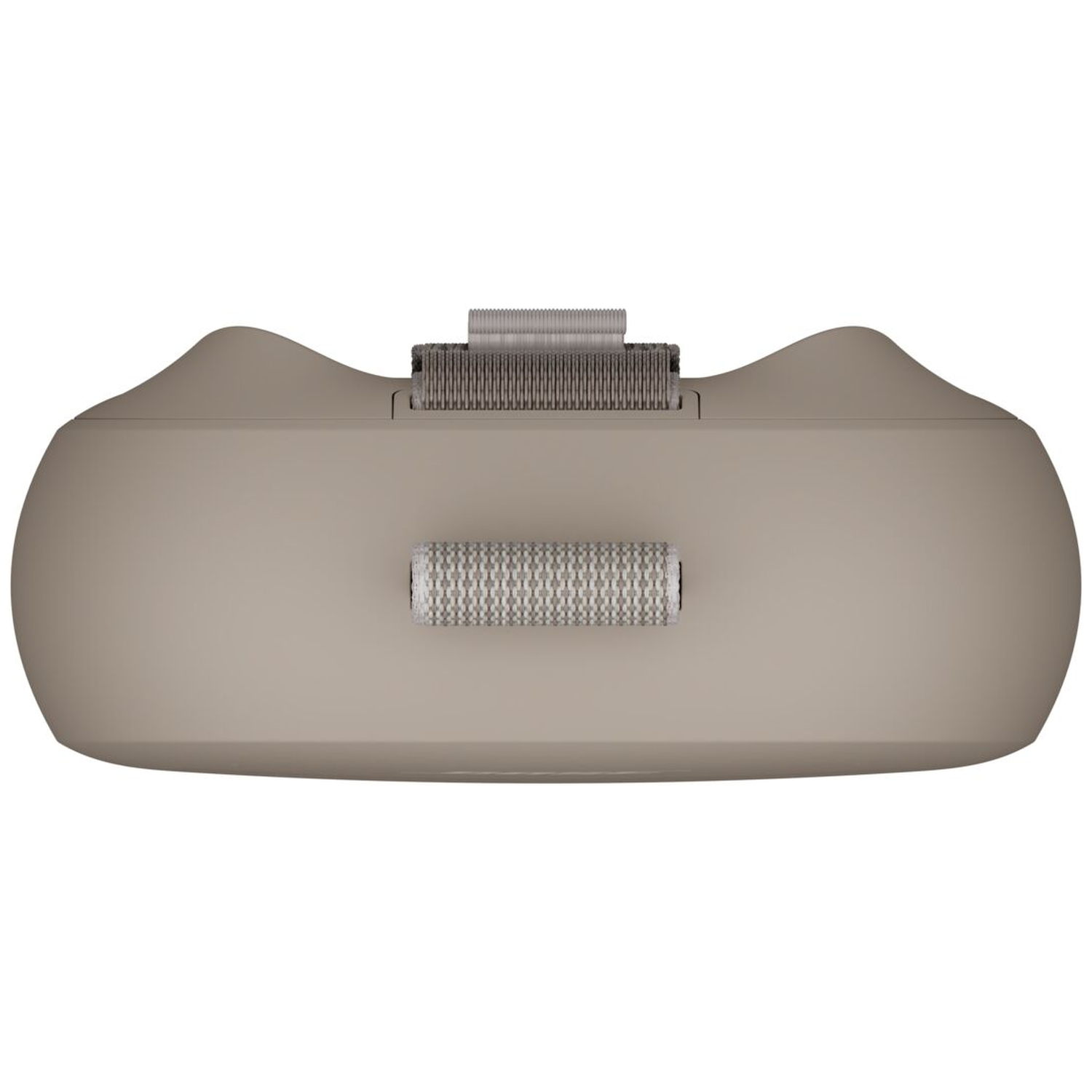 Een beige clutch met een zilveren sluiting bovenop en een zilveren handvat.