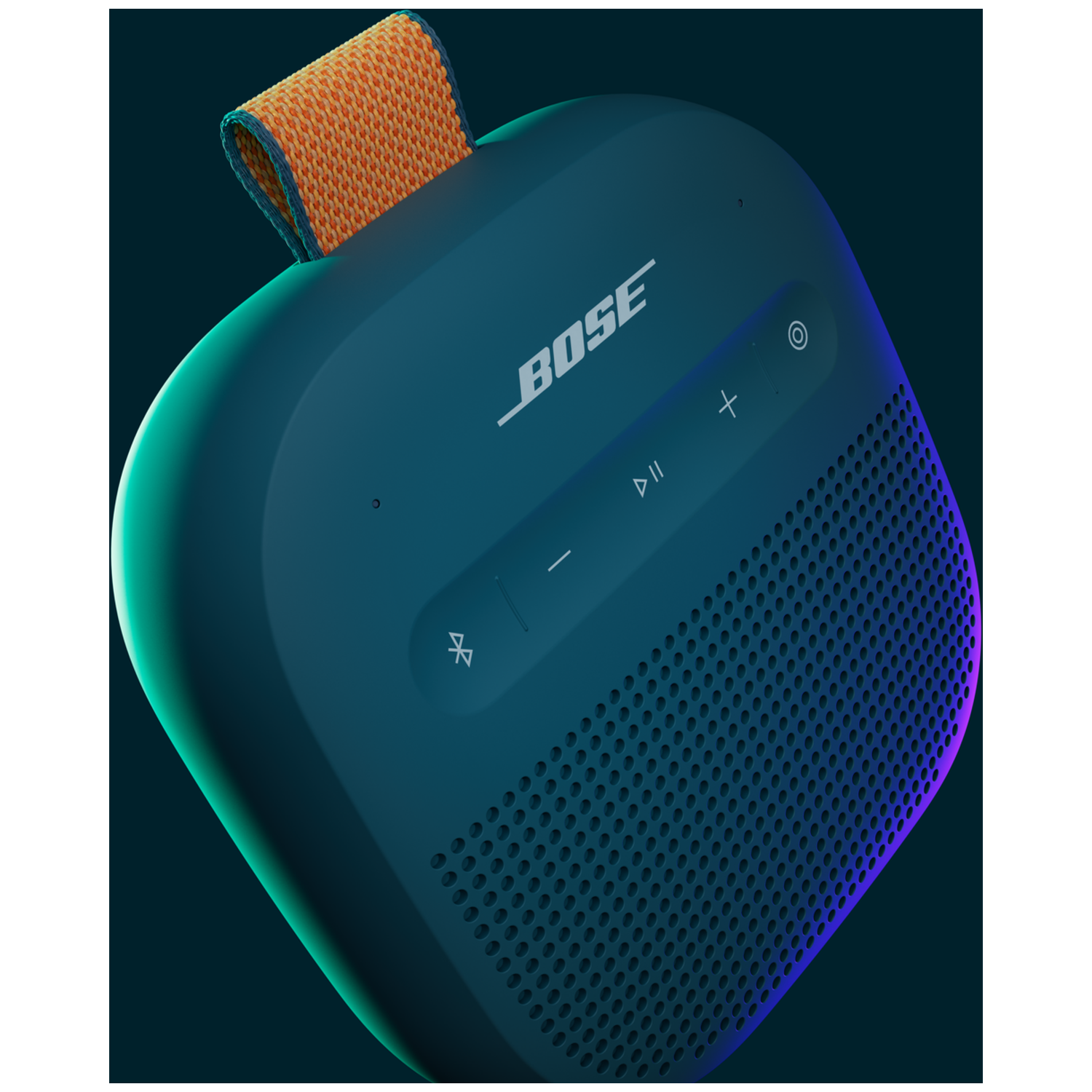 Een blauwe Bose speaker met oranje band, verlicht door blauw en groen licht.