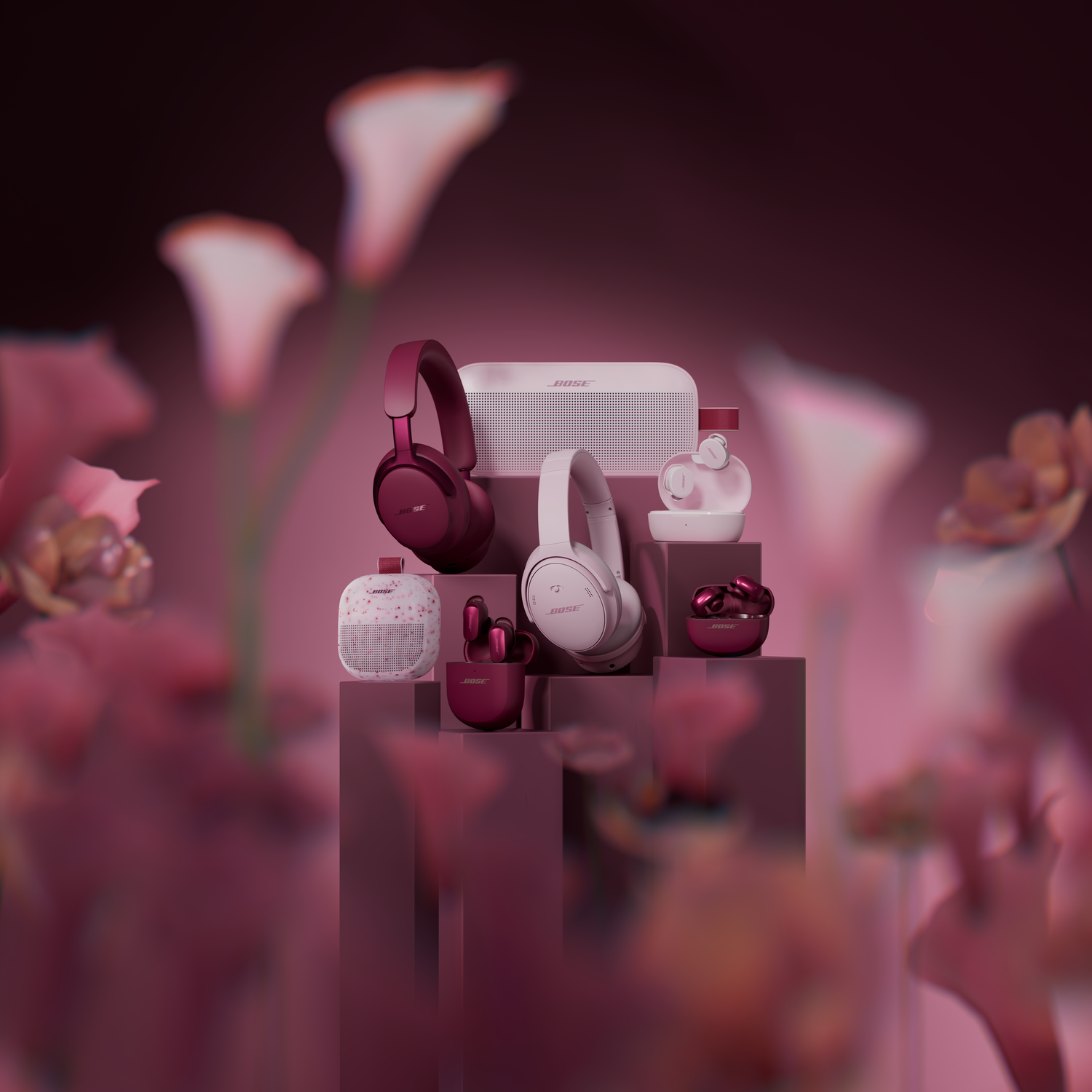 Bose producten in roze en wit, omringd door wazige bloemen.