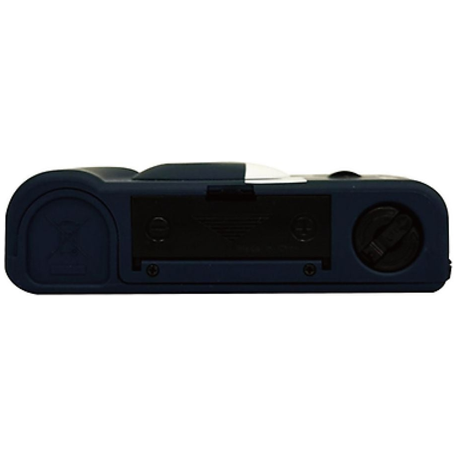 De onderkant van een donkerblauwe digitale camera met batterijvak en schroefkoppen.