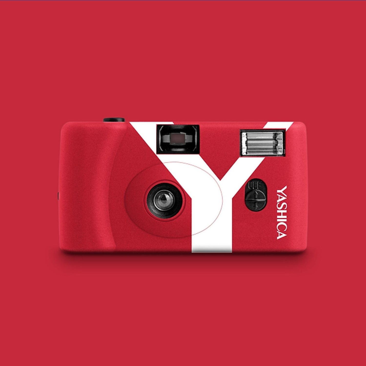 Appareil photo Yashica rouge avec logo Y blanc et flash sur fond rouge.