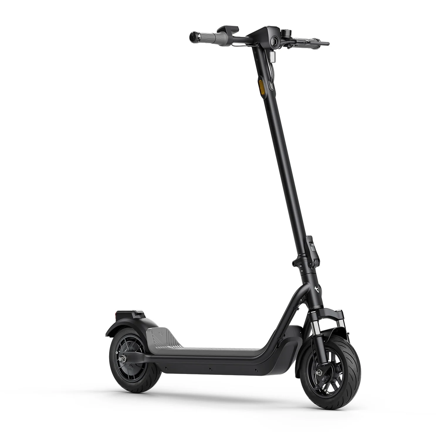 Egy fekete elektromos roller fehér háttérrel.