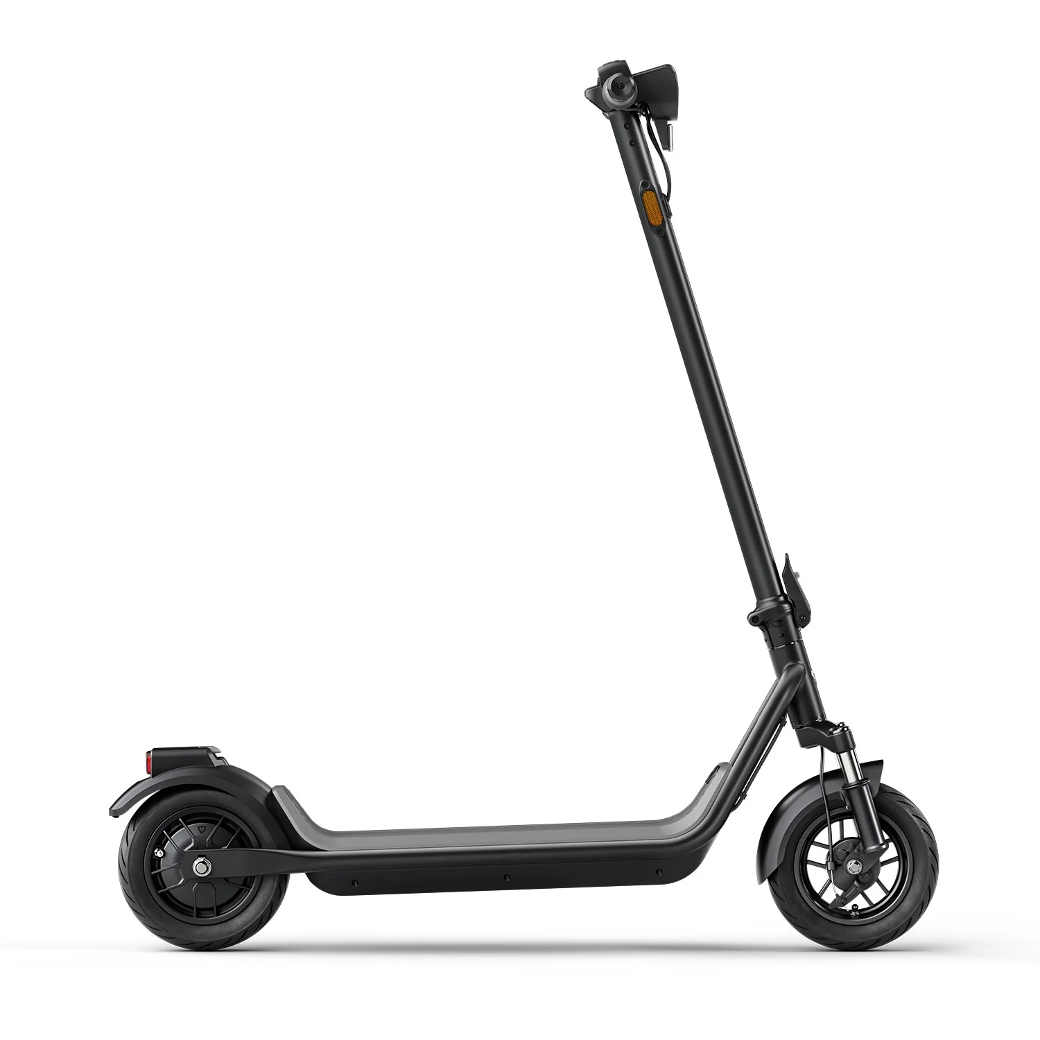 Egy fekete elektromos roller fehér háttérrel.