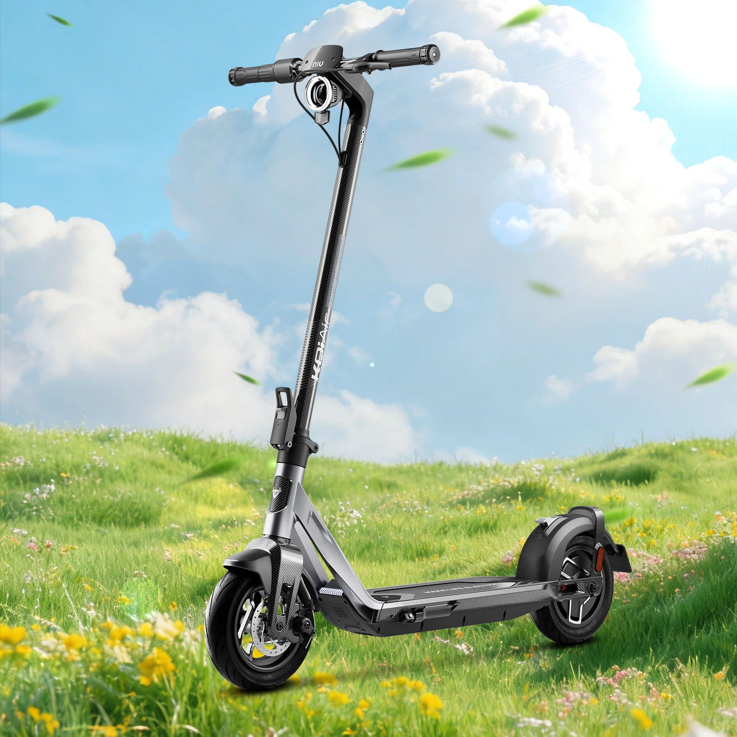 Egy szürke elektromos roller áll egy zöld mezőn sárga virágokkal.