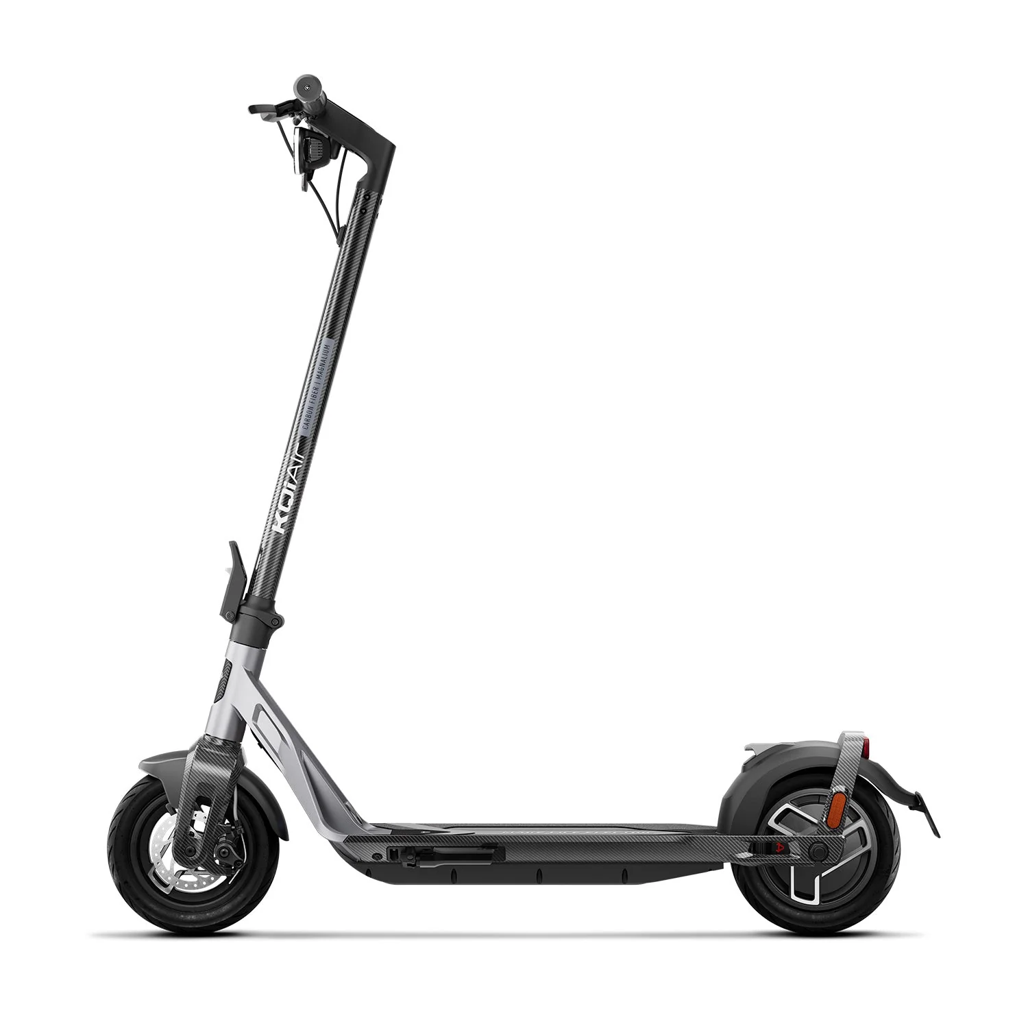 Ezüst és fekete elektromos roller szénszálas díszítéssel fehér háttéren.