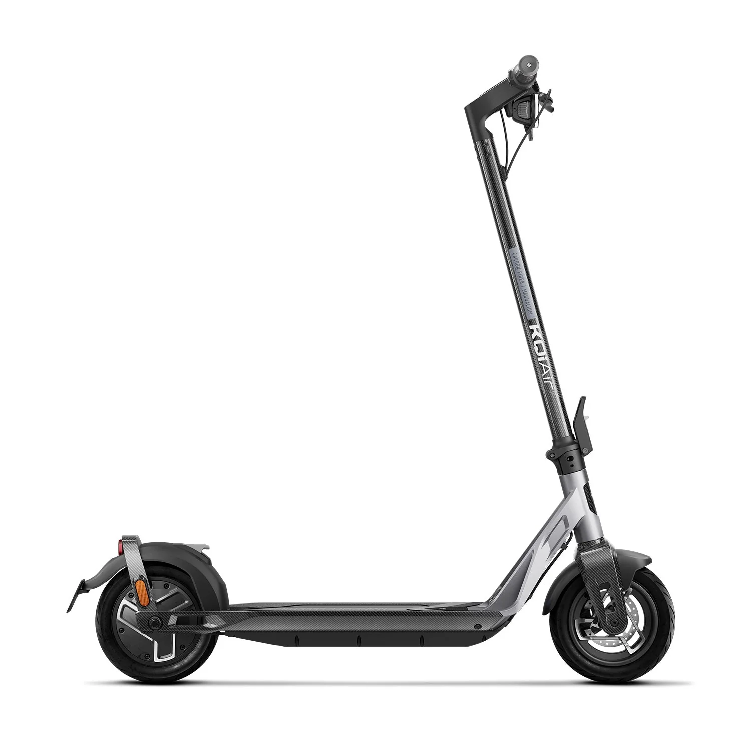 Ezüst elektromos roller karbon szálas díszítéssel fehér háttéren.