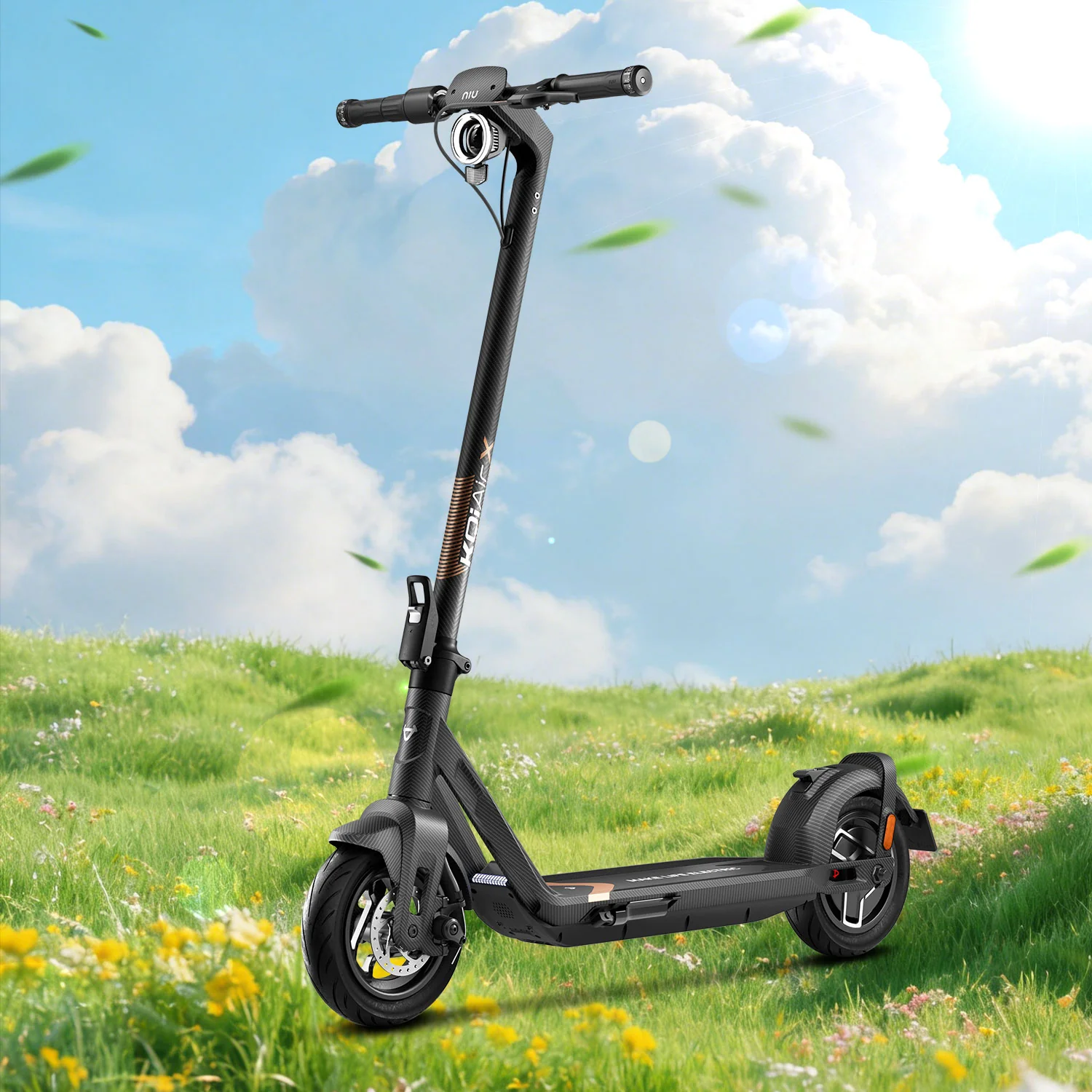 Egy fekete elektromos roller áll egy zöld mezőn virágokkal, kék égbolttal.