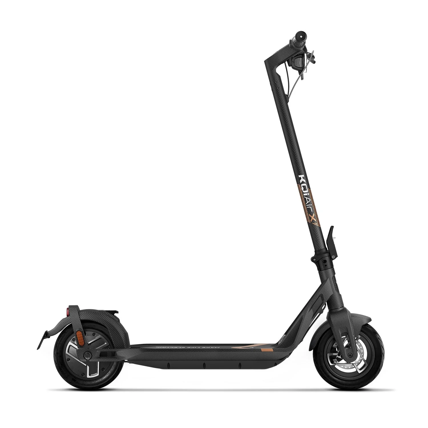 Egy fekete, szénszálas elektromos roller fehér háttérrel.