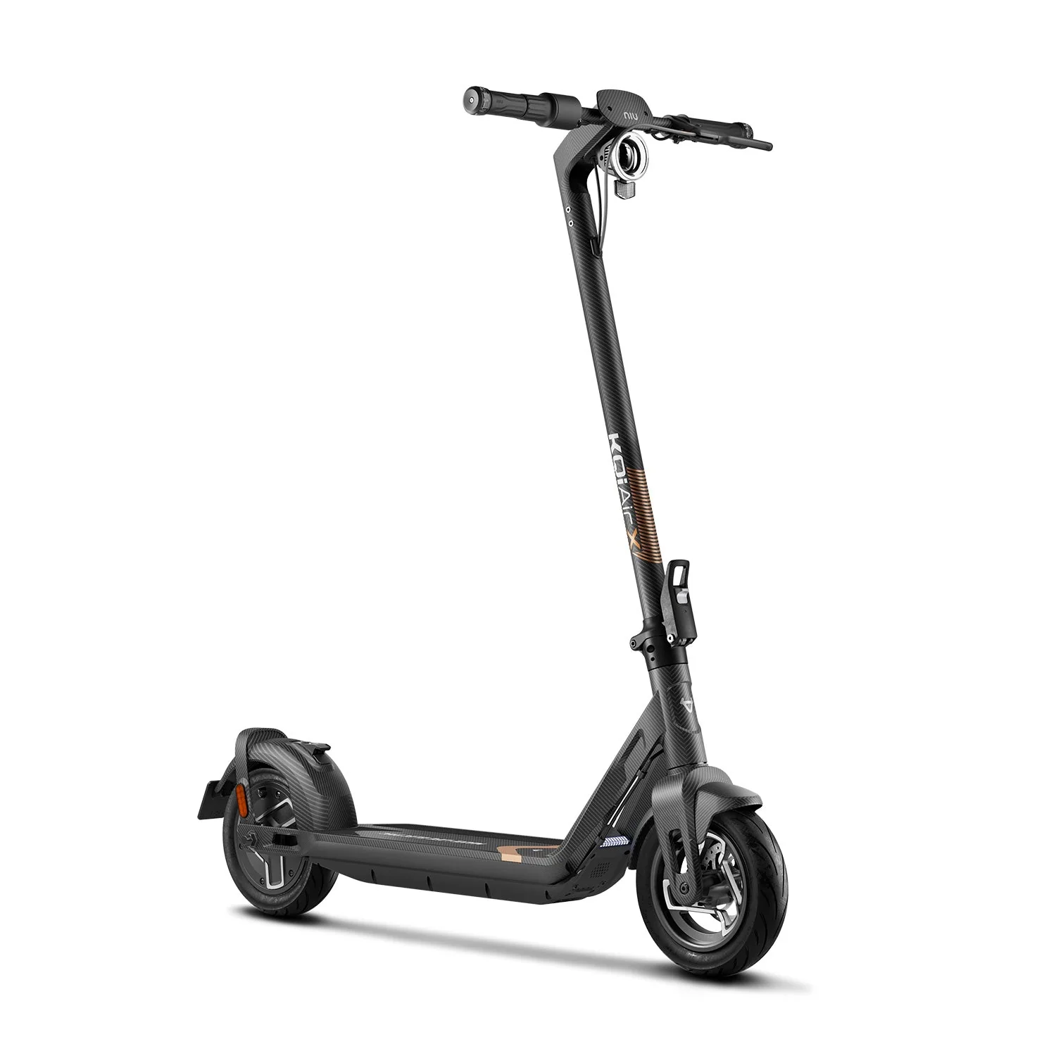 Egy fekete, karbonmintás elektromos roller fehér háttéren.