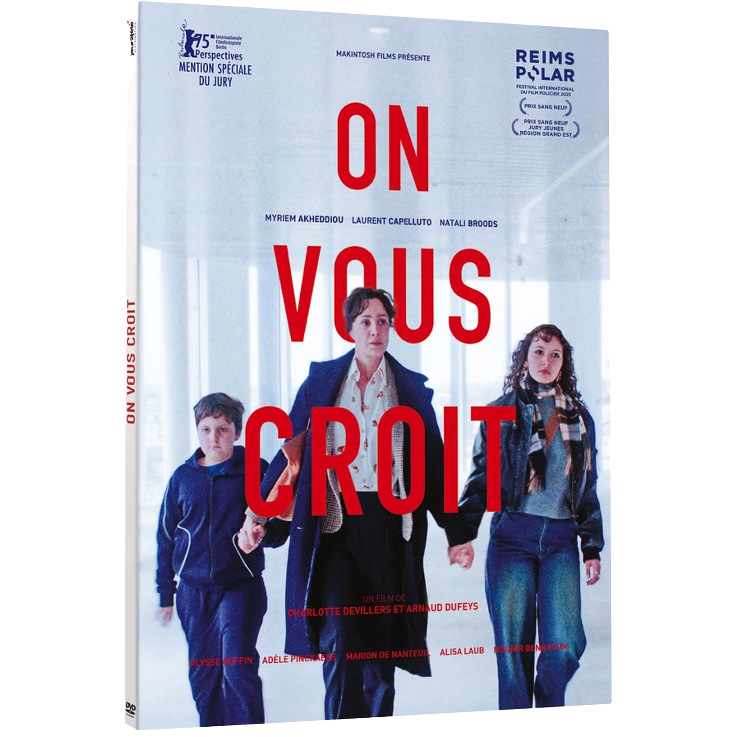 Film poster met drie personen: vrouw in het midden, jongen links, vrouw rechts. Tekst: ON VOUS CROIT.