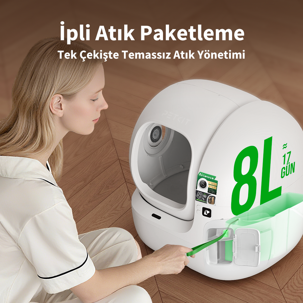 Kadın yeşil aletle beyaz kedi tuvaletini kullanıyor. Büyük 8L ve 17 günlük işaret.