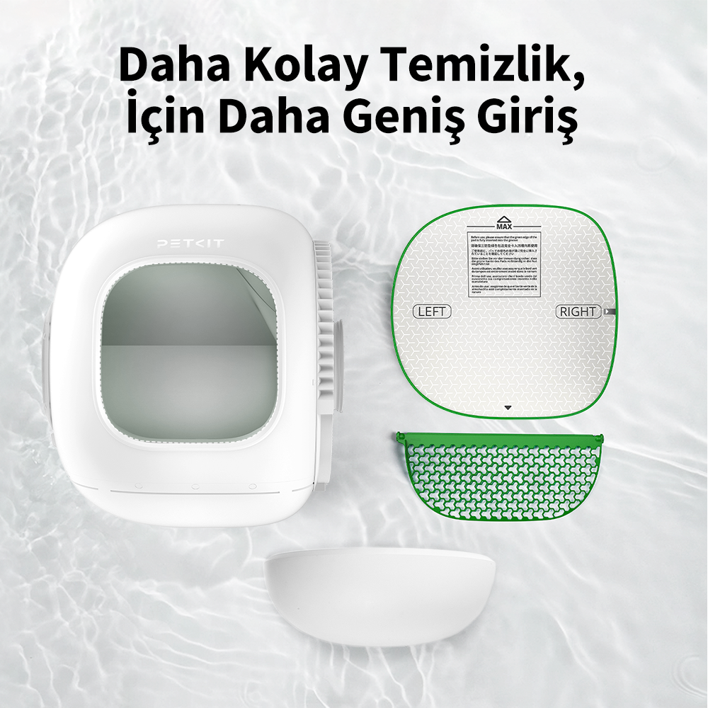 Su arka planında beyaz bir kedi tuvaleti ve aksesuarları.