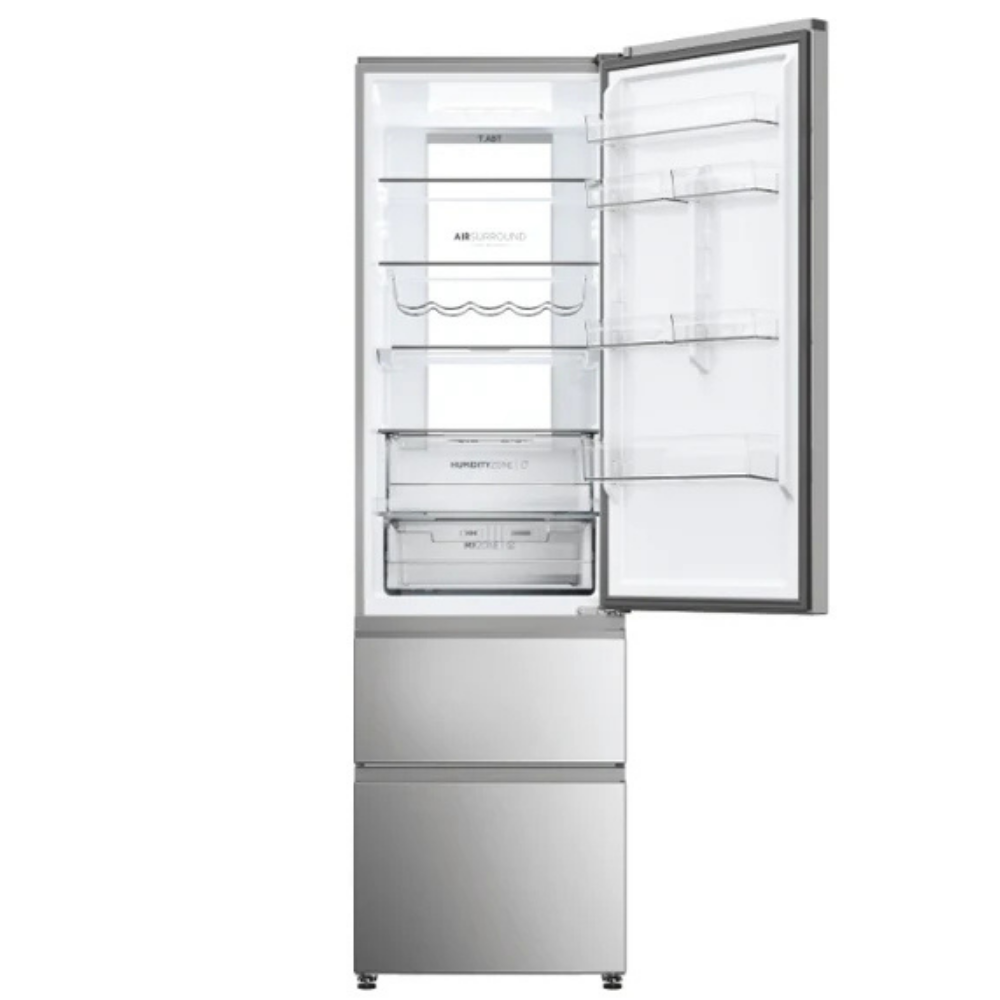 Un refrigerador plateado con la puerta abierta, luz interior y estantes de cristal.