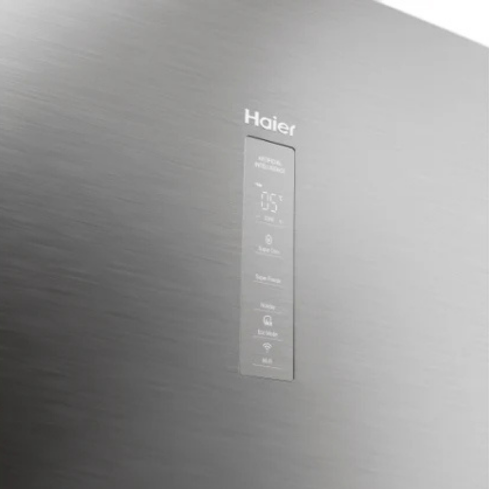 Refrigerador Haier con pantalla digital y controles táctiles.