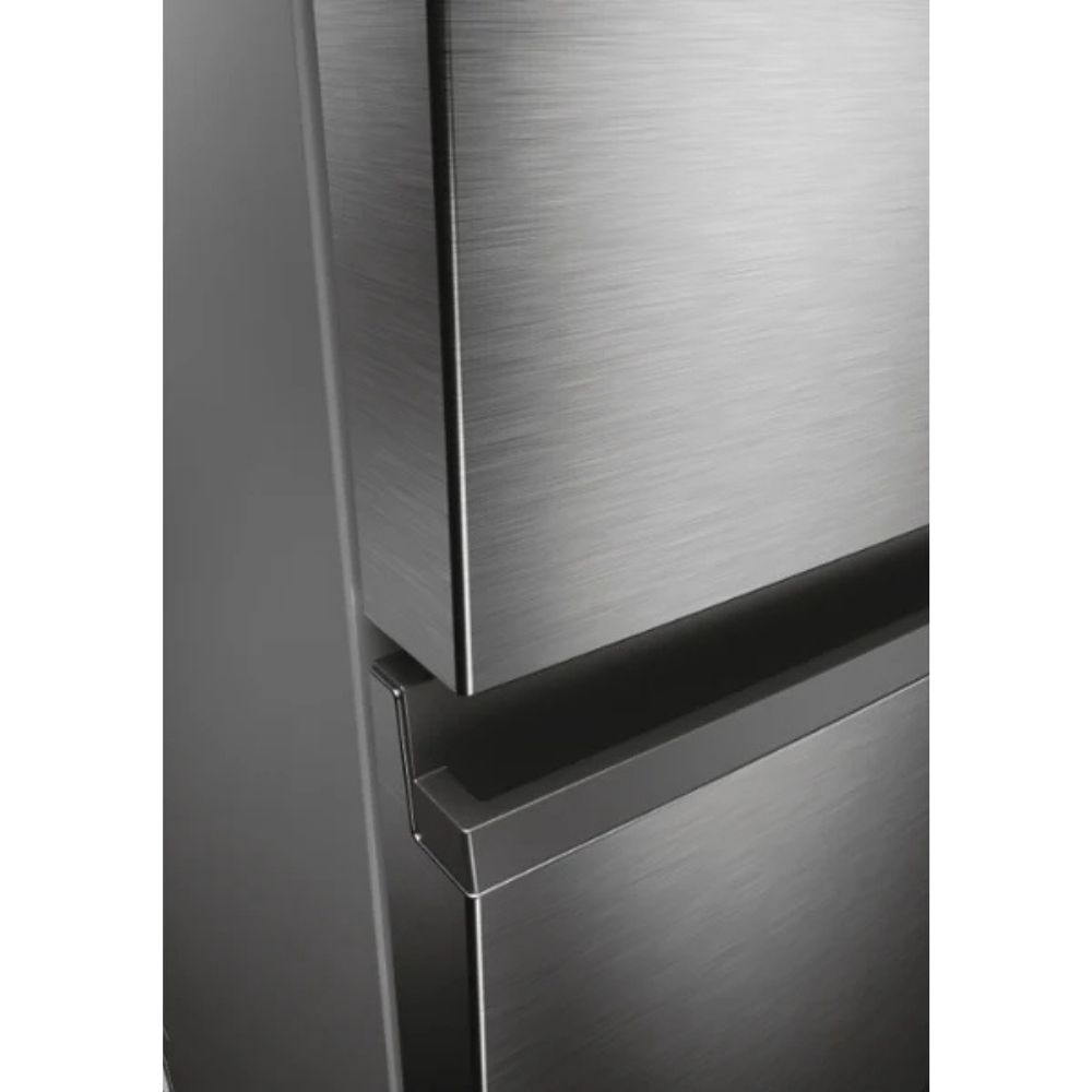 Primer plano de una superficie de refrigerador de metal cepillado con asa.