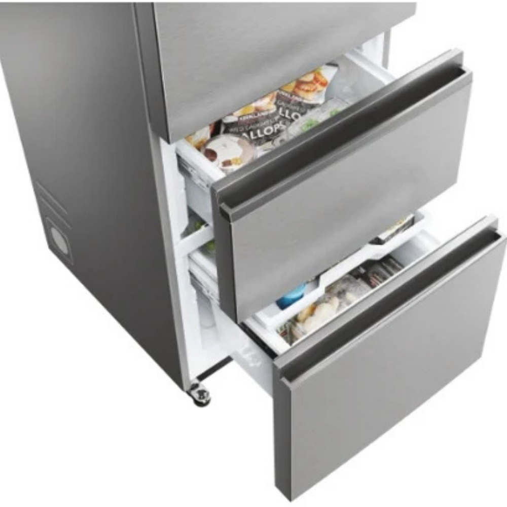 Un refrigerador plateado con cajones congeladores abiertos, llenos de alimentos congelados.