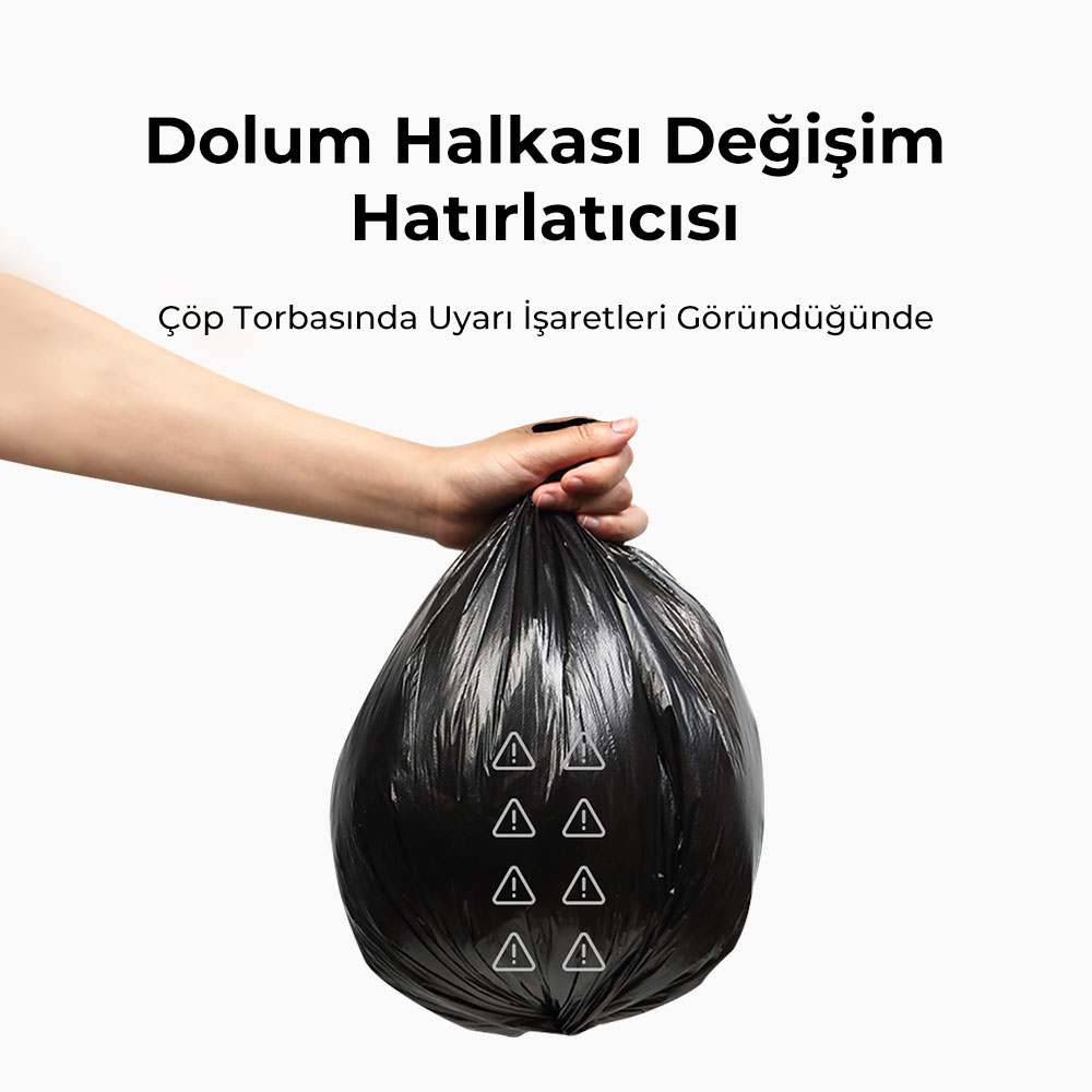 Bir el, üzerinde uyarı sembolleri olan siyah bir çöp torbası tutuyor.