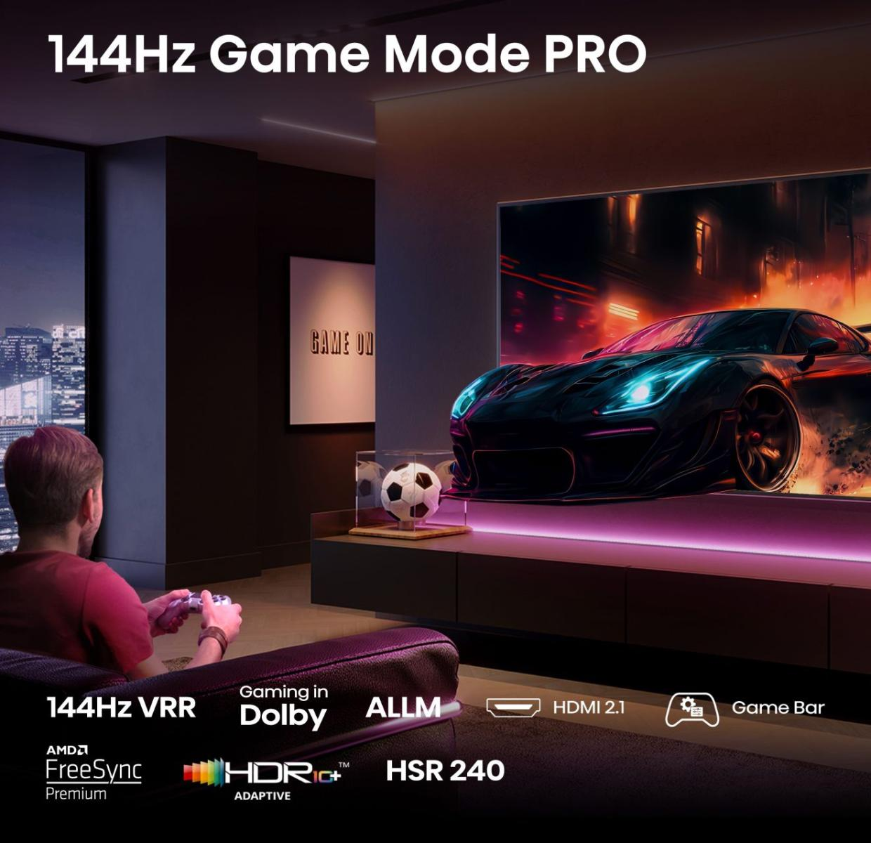 Mężczyzna gra w grę wideo na telewizorze z grafiką samochodu wyścigowego. 144Hz Game Mode PRO.