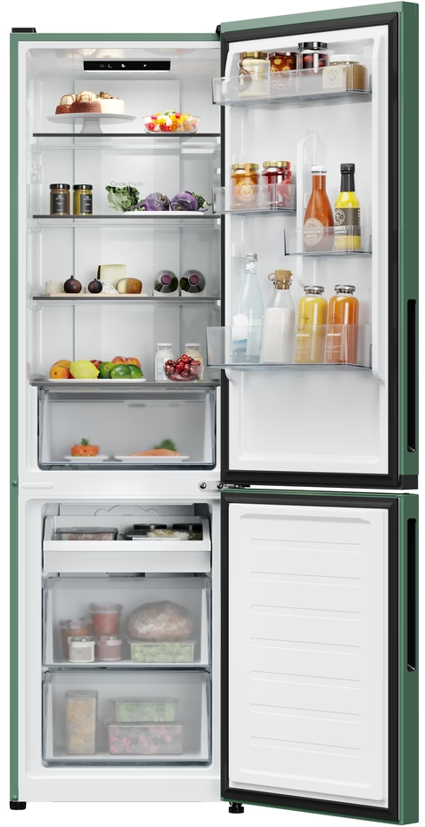 Ein offener grüner Kühlschrank mit Lebensmitteln, darunter Kuchen, Obst, Gemüse und Getränke.