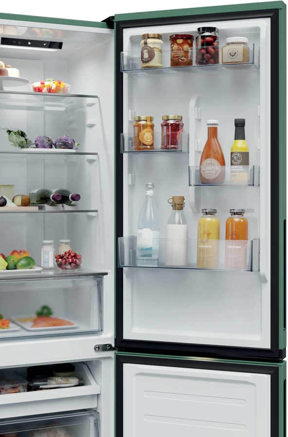 Offener Kühlschrank mit Lebensmitteln auf mehreren Regalen, darunter Obst, Gemüse und Flaschen.