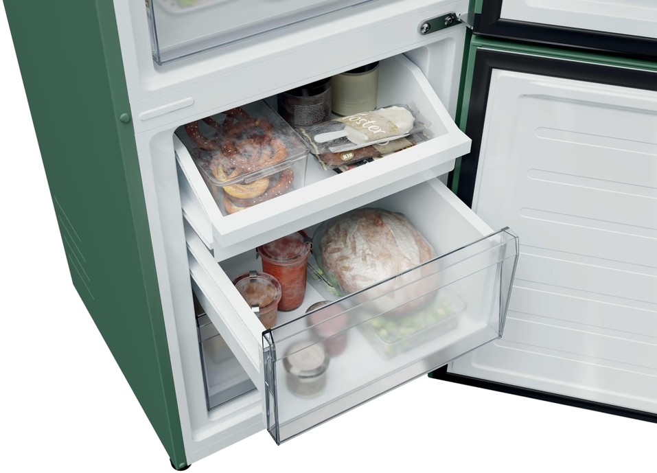 Grüner Kühlschrank mit offenen Schubladen, gefüllt mit Lebensmitteln wie Brezeln und Brot.