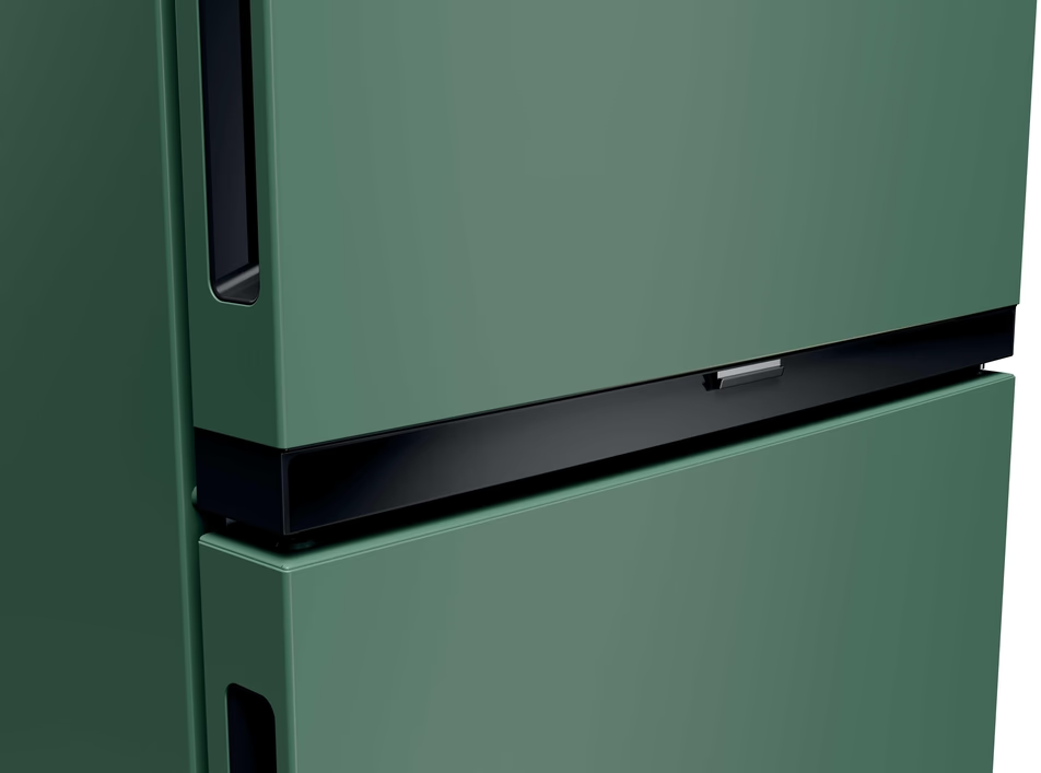 Grüner Kühlschrank mit schwarzem Streifen und Griff.