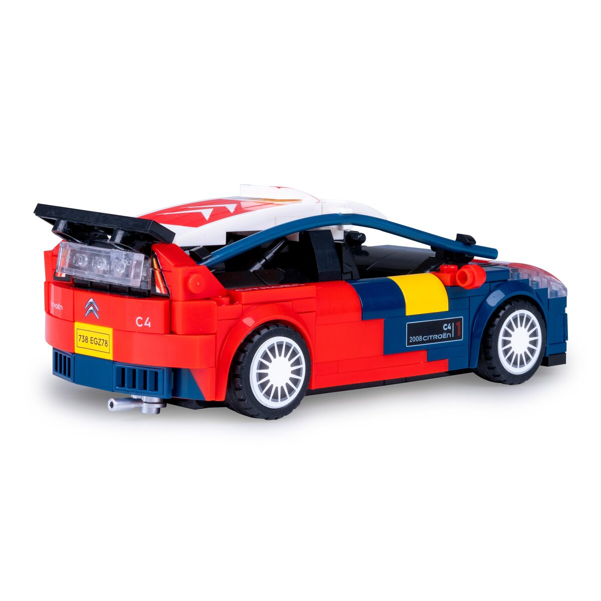 Piros és kék Lego versenyautó sárga csíkkal és spoilerekkel.