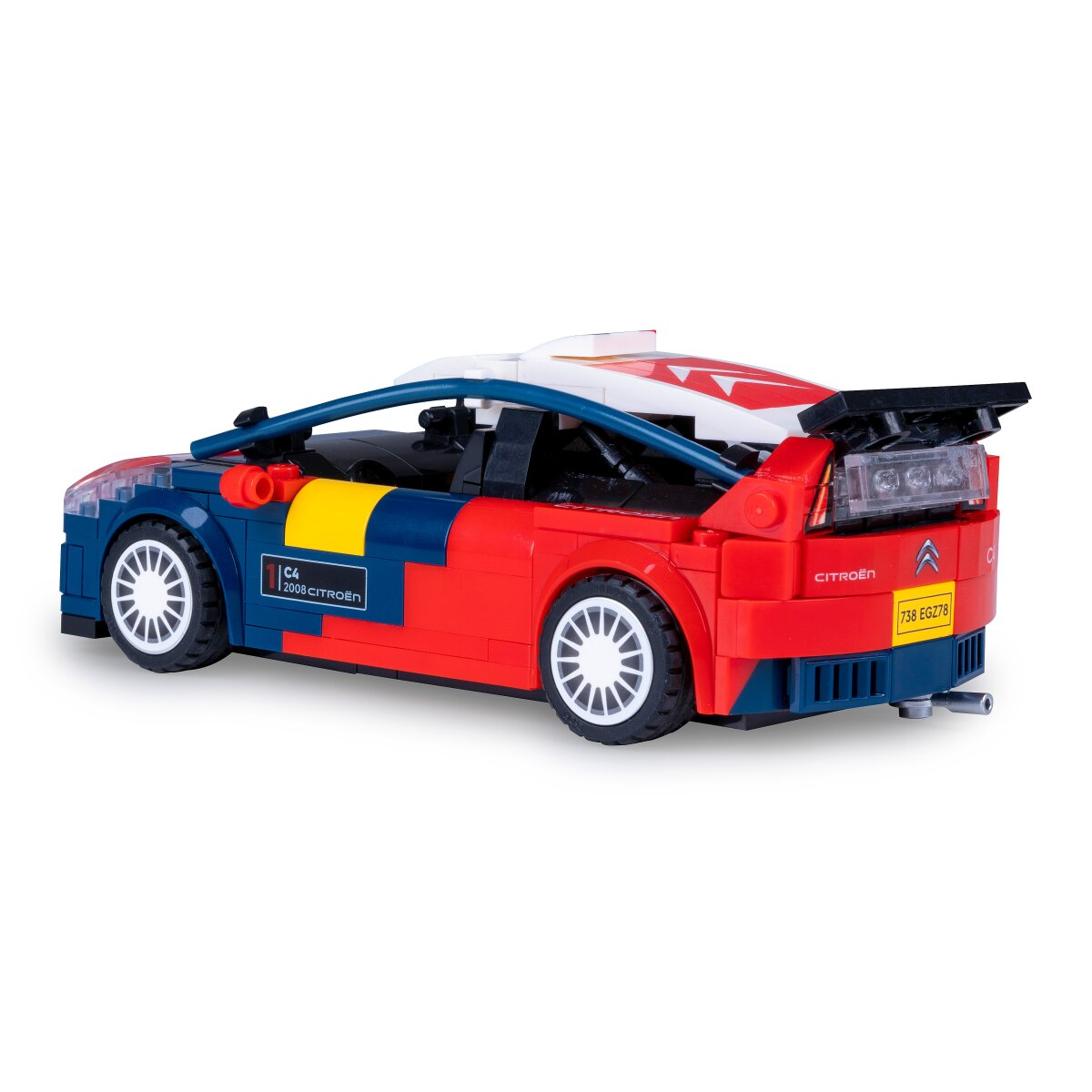 Piros, kék és sárga Lego autó fehér légterelővel és rendszámmal.