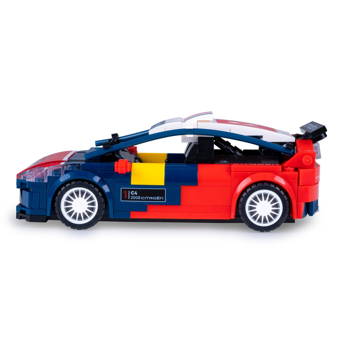 Egy színes Lego Citroën C4 raliautó másolat hátsó spoilerez.
