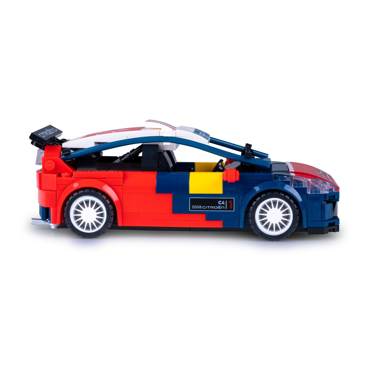 Egy piros, kék és fehér Lego modellautó sárga díszítéssel.