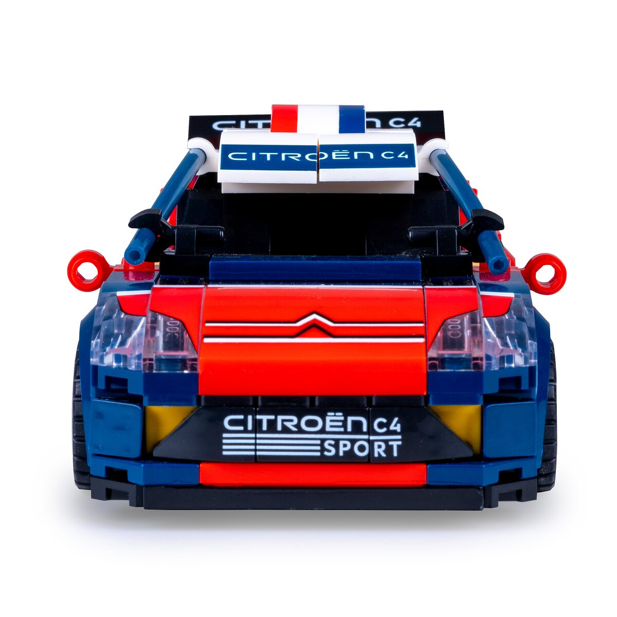Egy piros és kék Lego raliautó elölnézete "CITROEN C4 SPORT" felirattal.