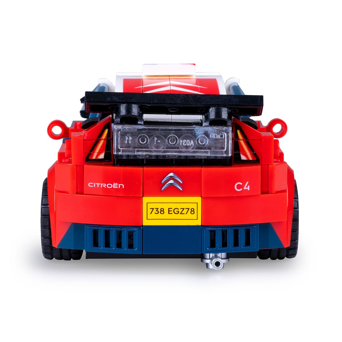 Piros Lego autó nagy spoilerrel, Citroën logóval és rendszámmal.