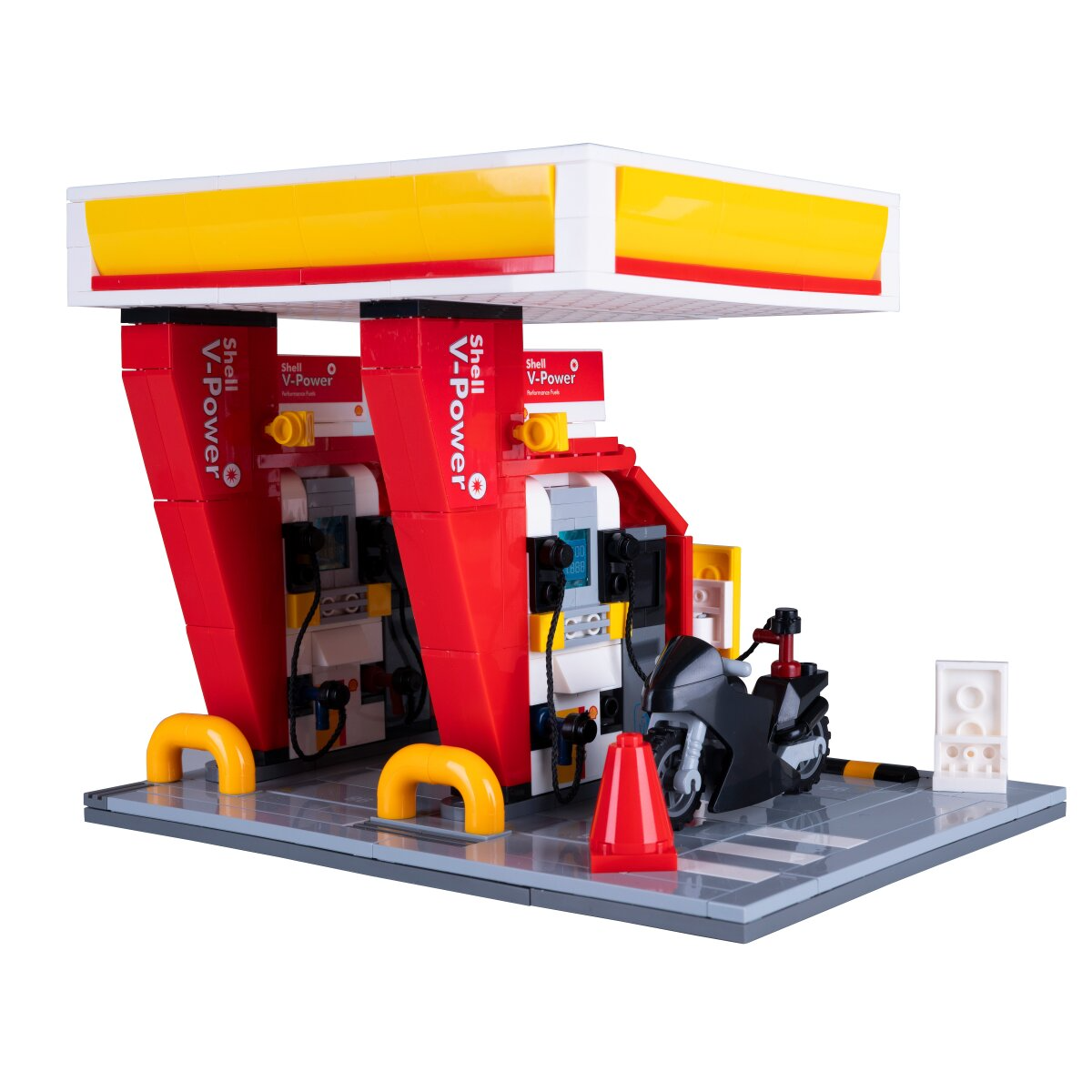 Egy Lego modell egy Shell benzinkútról motorral és kutakkal.