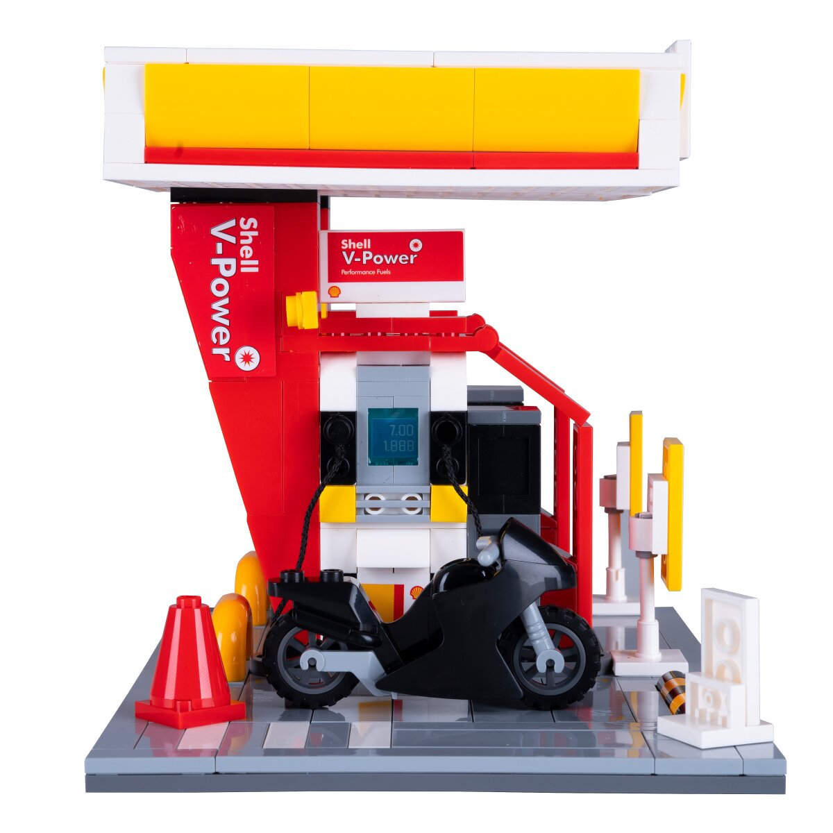 Egy Lego benzinkút modell fekete motorral.