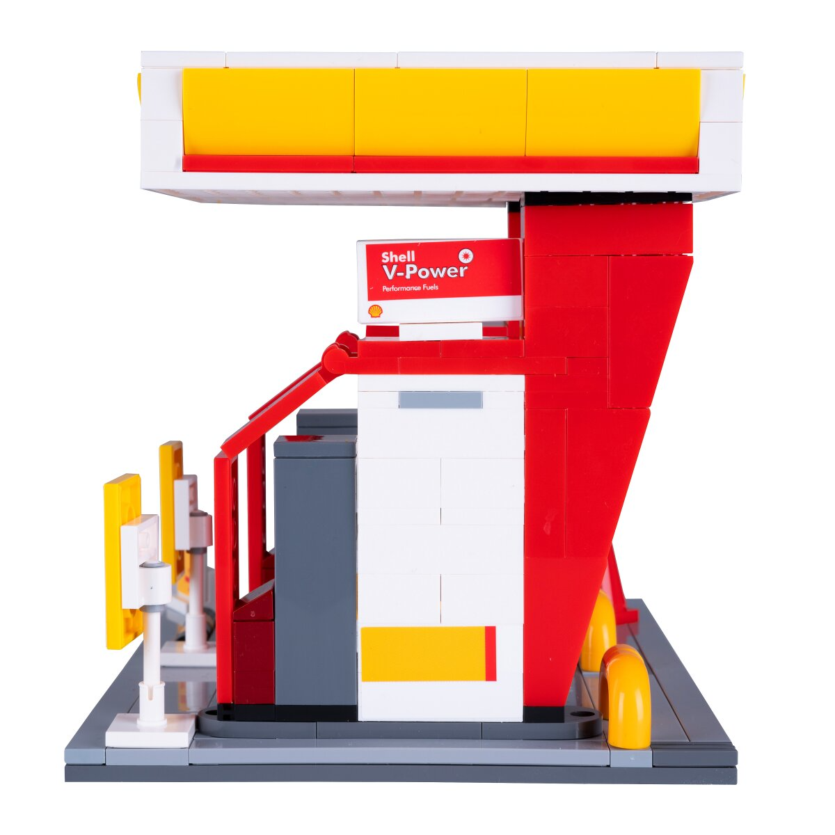 Egy Lego Shell benzinkút modell V-Power táblákkal és kutakkal.